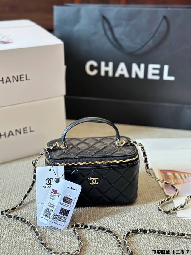 顶级原单 小羊皮 Chanel 香奈儿 新品 Ss24纯皮手提化妆包专柜走秀款 这个太美啦简直chanel肩背斜挎款 多功能包，高级重工，原版定制品质 整体效果