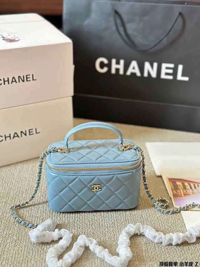 顶级原单 小羊皮 Chanel 香奈儿 新品 Ss24纯皮手提化妆包专柜走秀款 这个太美啦简直chanel肩背斜挎款 多功能包，高级重工，原版定制品质 整体效果