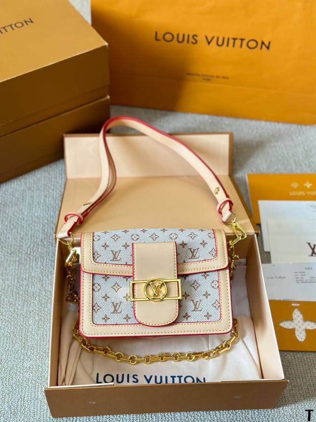 帆布 Louis Vuitton Dauphine达芙妮邮差包，全牛皮，万能搭配四季，夏日轻薄都能hold住。复古但上身时髦的信封包，线条硬朗流畅。绝对是一款爱