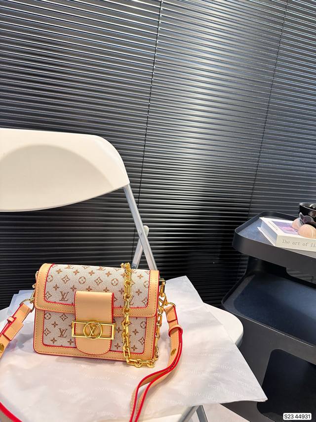 Louis Vuitton 走秀款dauphine达芙妮邮差包，万能搭配四季，夏日轻薄都能hold住。复古但上身时髦的信封包，线条硬朗流畅。绝对是一款爱不释手的