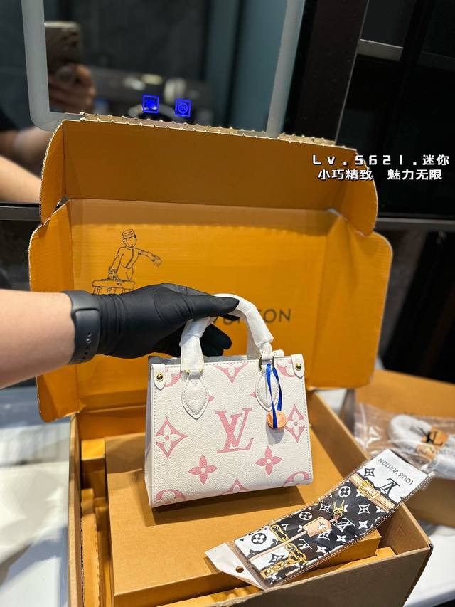 礼盒包装 Lv 路易威登 Onthego系列 托特包 新配色丛林包 哇咔咔太喜欢了 真是惊艳到我了、包包挺括 很能装 整体而言 非常实用 又耐造 尺寸：18*8