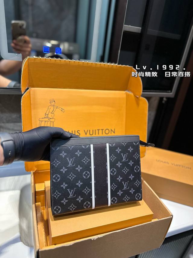 礼盒包装 Lv 路易威登 新款 Pochette男士手拿包手袋 男女通用哦lv大手包 洗漱包 能放手机 平板电脑大量钞票 尺寸：25*20