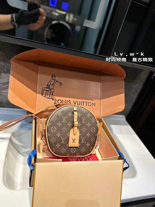 礼盒包装 ｜Lv 最新 软圆饼包 Lv Boite Chapeau 系列 经典精巧 Lv 牛皮圆饼包经典的路易*威登帽盒摇身变为此款风格可爱的随身小袋。小巧而实