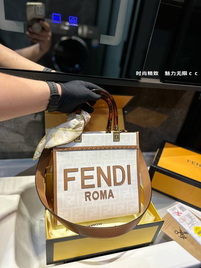 F家fendi Peekabo购物袋经典的tote造型！但是这款最大的特点：手提腋下！尺寸：小号26*22Cm