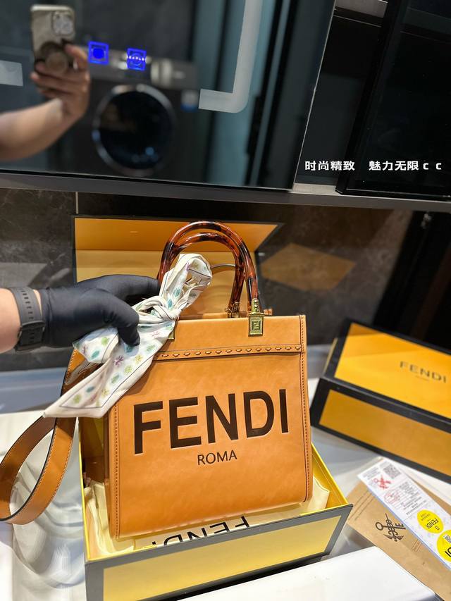 F家fendi Peekabo购物袋经典的tote造型！但是这款最大的特点：手提腋下！尺寸：小号26*22Cm