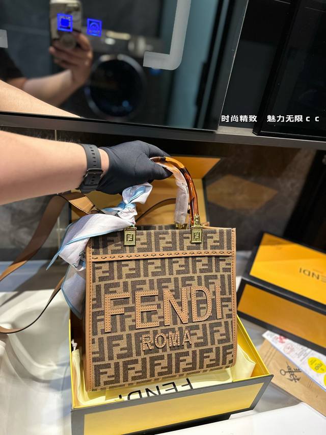 F家fendi Peekabo购物袋经典的tote造型！但是这款最大的特点：手提腋下！尺寸：小号26*22Cm