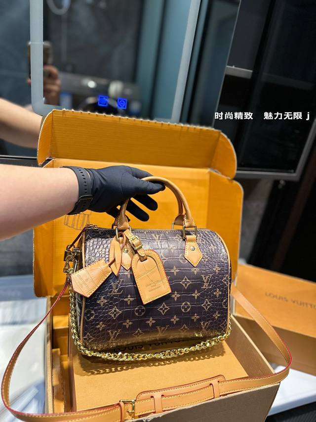 Lv 枕头包 限定款 Speedy手袋m61252！经典的monogram帆布制成的nano Speedy手袋 散发极致女人味 是您携带日常用品的理想之选 这款