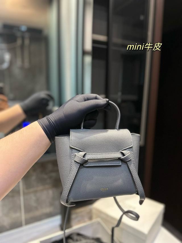 礼盒包装 Mini鲶鱼包celine Belt Bag人称鲶鱼包，在塞琳经典款里面最好用的当数鲶鱼包了，简洁的线条，柔软的包身，并且相当实用，街头巷尾它的身影无