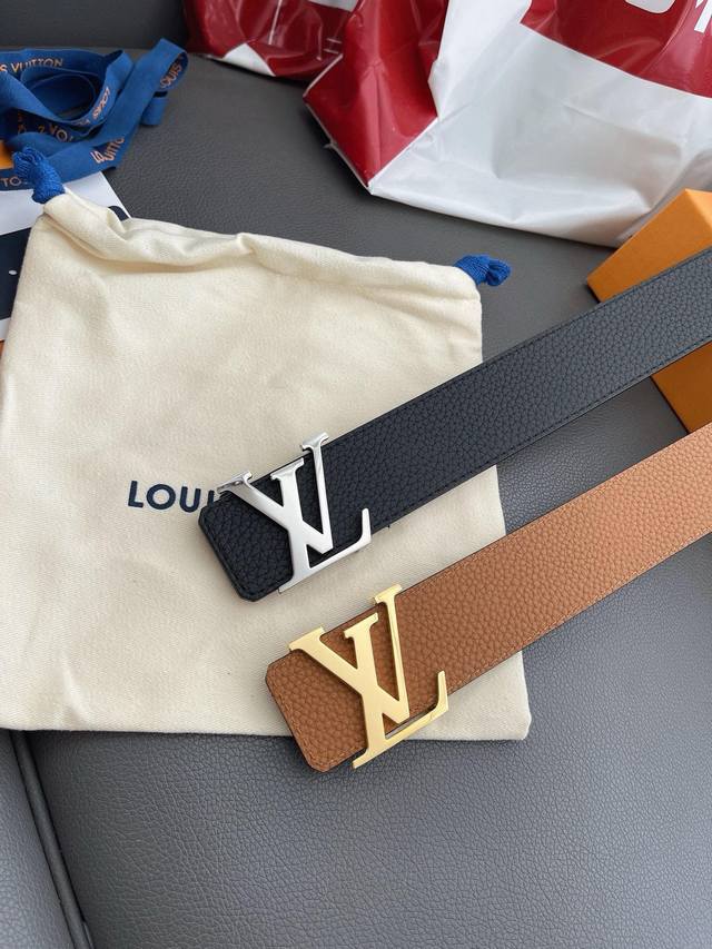 Lv 新款 男士高端商务款 宽4.0Cm 双面头层牛皮、双面配色带身 一面黑色一面土黄色 两面均可佩戴。搭配顶级品质扣 顶级做工 简约百搭成熟稳重。识货的入。