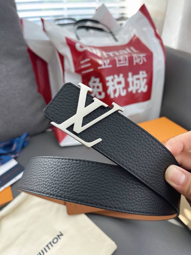 Lv 新款 男士高端商务款 宽4.0Cm 双面头层牛皮、双面配色带身 一面黑色一面土黄色 两面均可佩戴。搭配顶级品质扣 顶级做工 简约百搭成熟稳重。识货的入。 - 点击图像关闭