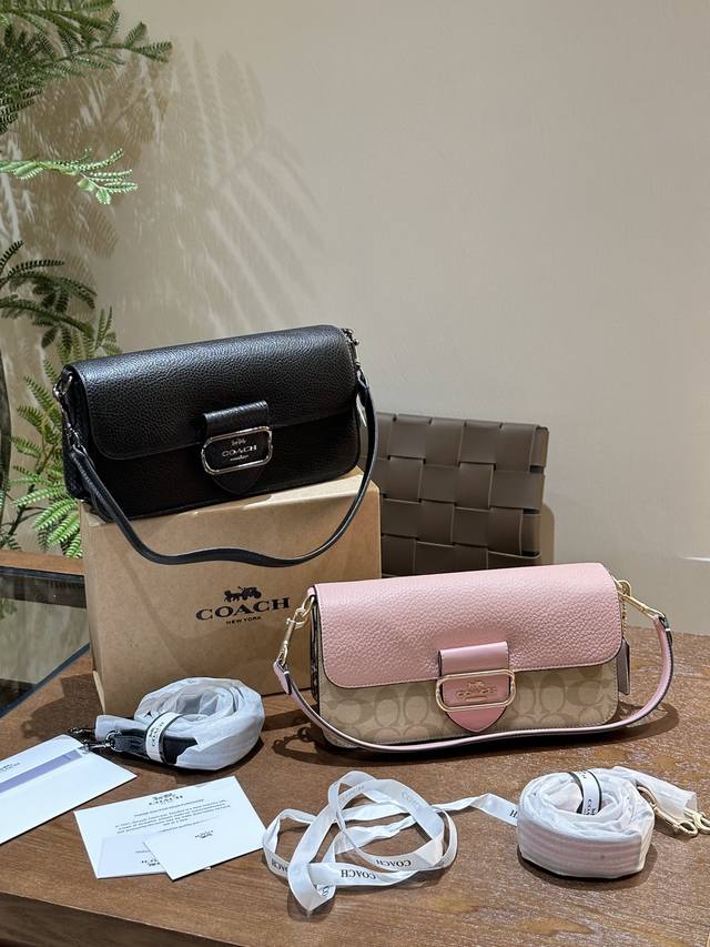 Coach 新品黑金属质感morgan腋下包coach太会了啊新包型morgan腋下包的包型~用材真是十分用心 高级黑色鹅卵石纹牛皮拼接蛇纹牛皮点缀银色金属搭配