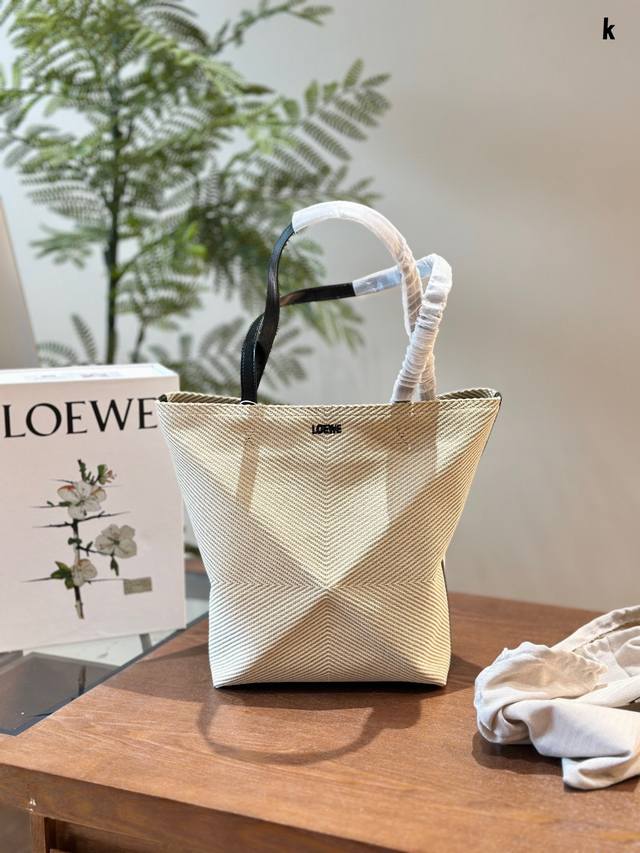 Loewe折叠包 棉质提花puzzle Fold手袋puzzle Fold手袋从品牌经典手袋系列的几何线条汲取灵感，以富含几何建筑美感的镶片重新诠释，能完全折叠