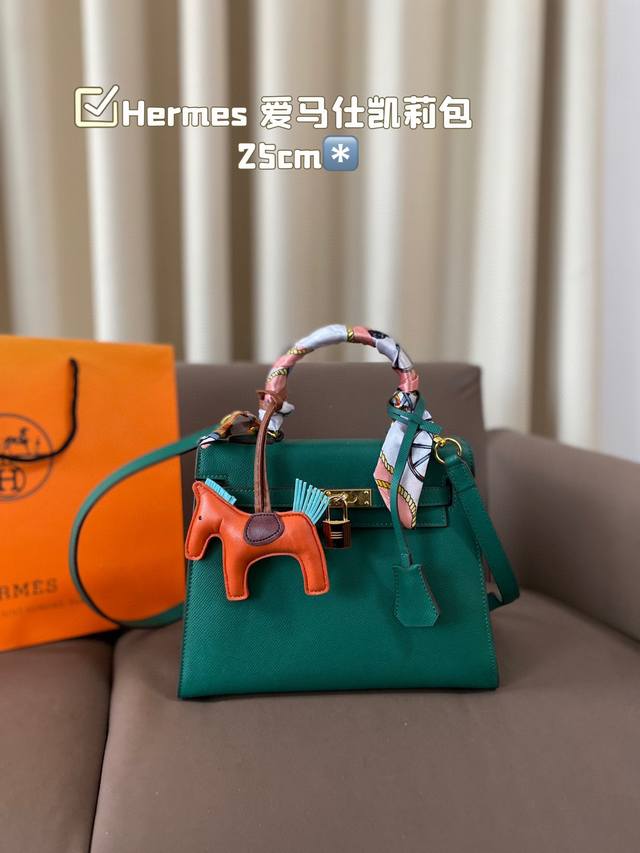 Hermes 爱马仕凯莉包～H家永恒的经典. 凯莉包好随意搭配，不管怎么穿，随便一背都好看 而且一点都不挑人很显气质 ，原版五金logo，原版定制超有feel