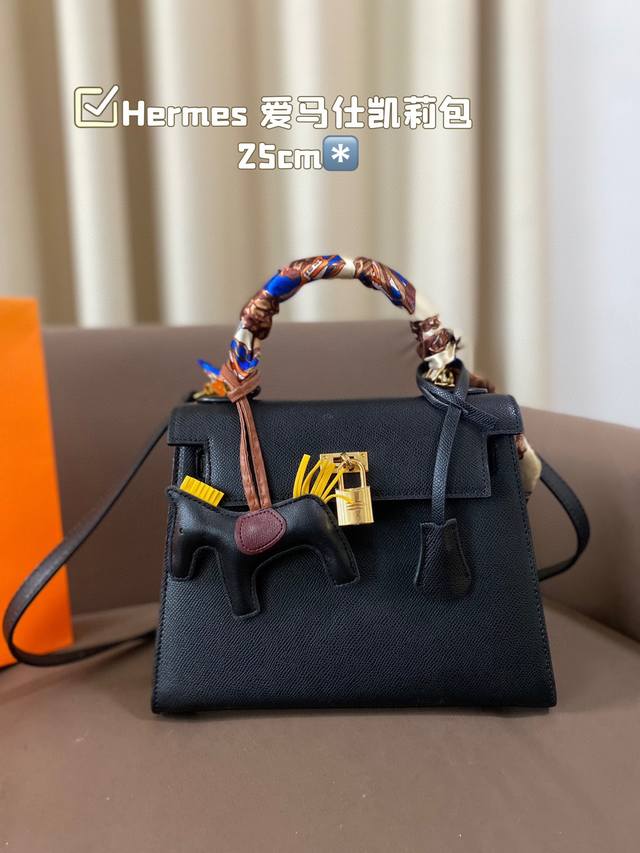 Hermes 爱马仕凯莉包～H家永恒的经典. 凯莉包好随意搭配，不管怎么穿，随便一背都好看 而且一点都不挑人很显气质 ，原版五金logo，原版定制超有feel