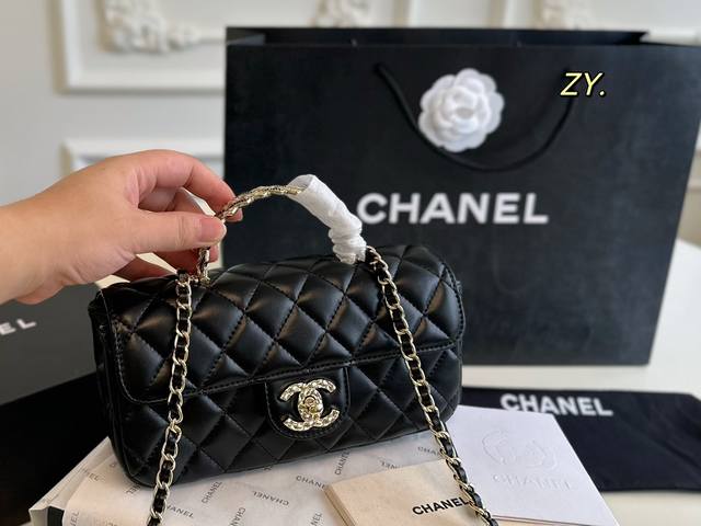 折叠盒 Size:21×10Chanel 香奈儿斜挎包超精致珐琅小花朵，太美啦logo的拉丝工艺扣也很点睛单肩、斜挎或手拎都高贵大方又不失俏皮灵动！