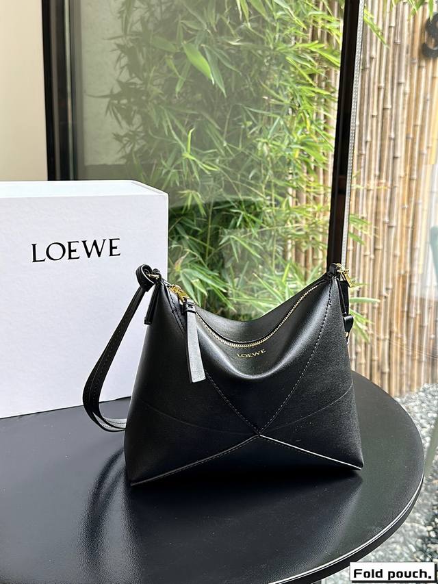 折叠礼盒loewe罗意威新款折叠手袋loewe新款new Puzzle Fold Pouch手袋重新演绎实用百搭手拿包，从品牌经典手袋系列的几何线条汲取灵感ne