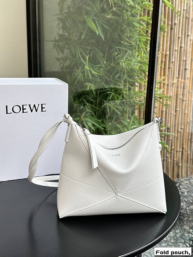 折叠礼盒loewe罗意威新款折叠手袋loewe新款new Puzzle Fold Pouch手袋重新演绎实用百搭手拿包，从品牌经典手袋系列的几何线条汲取灵感ne