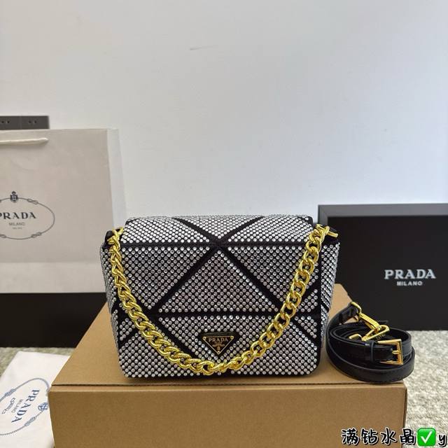 折叠盒 尺寸：20.8.14Cm Prada 满钻水晶 包 快看它在发光呀 银色的光为你奉.上风当 爱是一道光a 如果爱请把这束光带走哈哈哈#普拉达prada