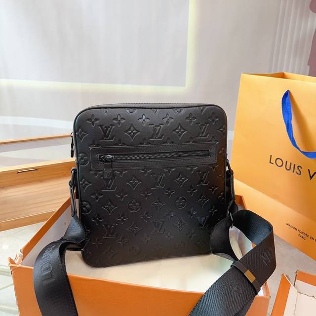 礼盒 Louisvuitton 路易威登 单肩包 男士斜挎包 休闲商务 采用精湛镶嵌细工 经典百搭 实物拍摄 原厂面料 高端品质 配送防尘袋 26 X 28 C