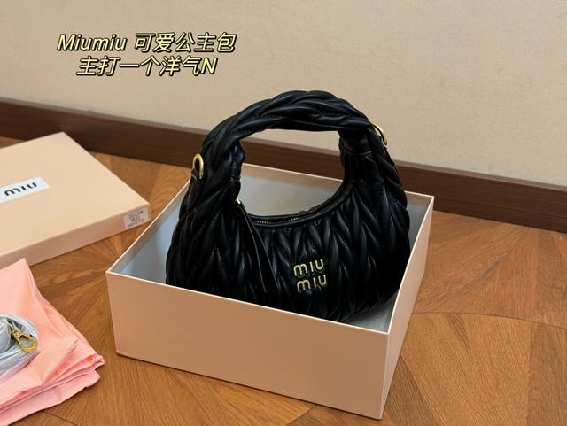 配盒 Size：23*12Cm 可盐可甜的 Miumiu 女孩 Miumiu Wander包包 好搭 什么风格都能驾驭 材质很柔软 容量也非常ok 复古俏皮的h