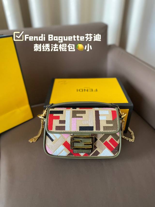 小号 折叠盒 Fendi Baguette芬迪刺绣法棍包中号第一眼就觉得砸中了我。加上中号有一根较长的肩带，非常实用。装两个手机，钱包，钥匙，墨镜，口红，粉饼都