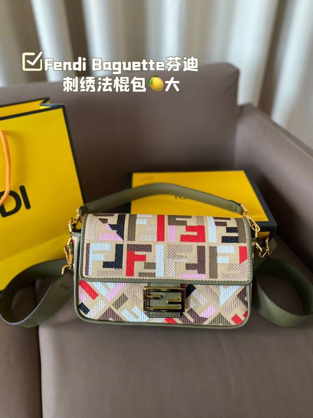 大号 折叠盒 Fendi Baguette芬迪刺绣法棍包中号第一眼就觉得砸中了我。加上中号有一根较长的肩带，非常实用。装两个手机，钱包，钥匙，墨镜，口红，粉饼都