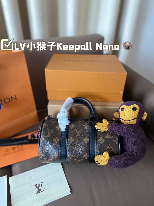 配折叠盒子 Lv小猴子keepall Nano 全球限量版难买啊难买。本款keepallnano手袋为品牌于1930年推出的初始柔软旅行袋的小巧版本，拉链边缘旁