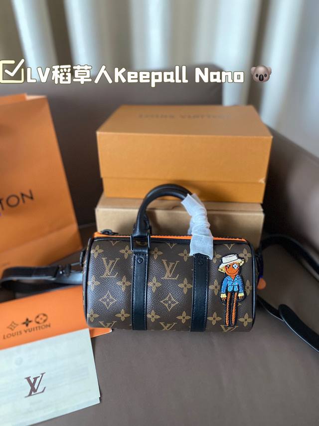 Lv稻草人keepall Nano 原单复刻版 本款keepallnano手袋为品牌于1930年推出的初始柔软旅行袋的小巧版本，拉链边缘旁的一抹荧光橙令此经典造