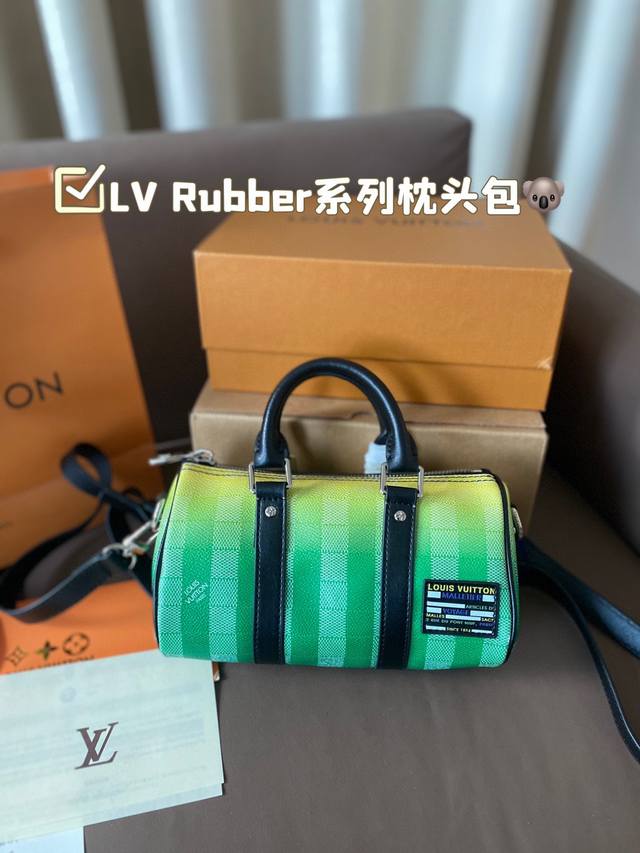 配折叠礼盒 Lv“ Rubber”系列枕头包 本款 Keepal Nano男士手袋为品牌于 1930年推岀的初始柔软旅行袋的小巧版本 尺寸21*12