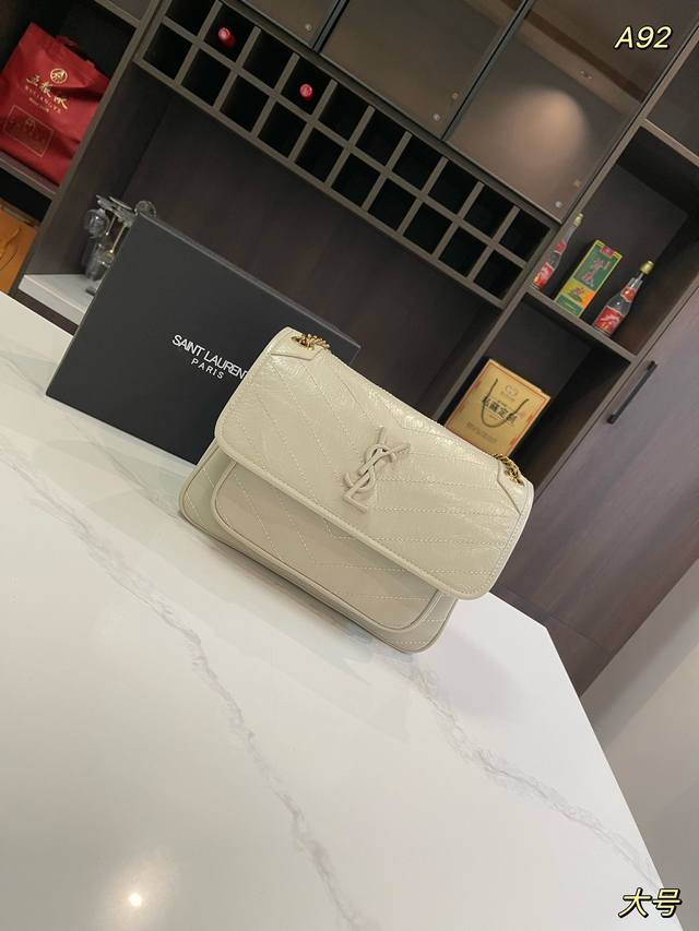 牛皮 礼盒包装 Size：22Cm 28Cm 原版牛皮钢五金 圣罗兰 Ysl Niki 翻盖邮差包自留推荐圣罗兰ysl-Niki专柜新品 明星款 据说上市不到一