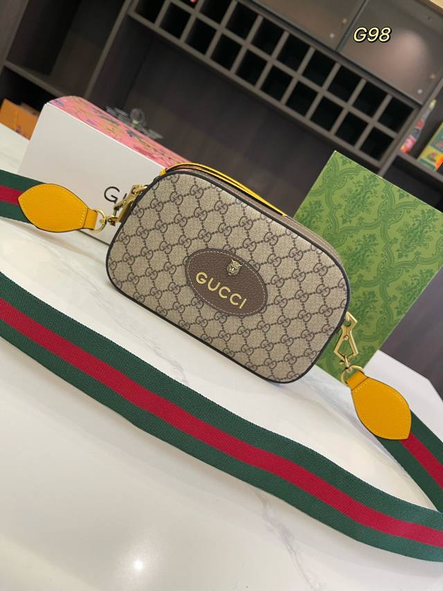 折叠礼盒飞机盒 Size：26*17Cm 酷奇 Gucci 虎头相机包 男生日常休闲搭配的理想选择～ 实用又百搭，小小的身体大大的空间 非常适合放随身物品~