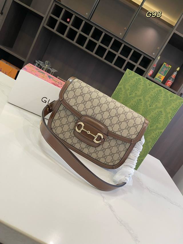 折叠礼盒飞机盒 Size：26*20Cm Gucci 古奇 1955 酷奇 马鞍包 新品 全新造型的，精致小巧真的的超级好看，配色也延续了ophidia系列非常