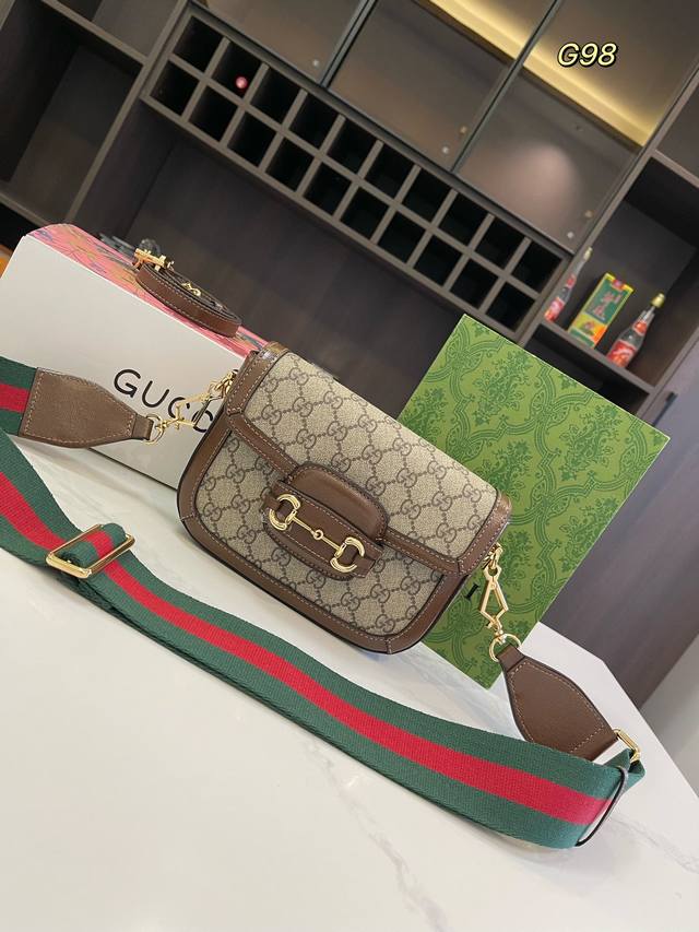 折叠礼盒飞机盒 Size：21*15Cm Gucci 全新迷你 1955 马鞍包 首发 颜值爆表 还很实用的搭配两条肩带 集美们冲鸭 我的一见钟情 真的好好看！