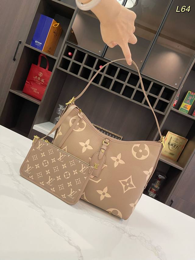 无礼盒 Size：30*26Cm Lv 的喷压 Carryall 如果喜欢容量大的 Carryall不能错过 带可拆卸内袋可改造 侧面肩蒂长短可调节