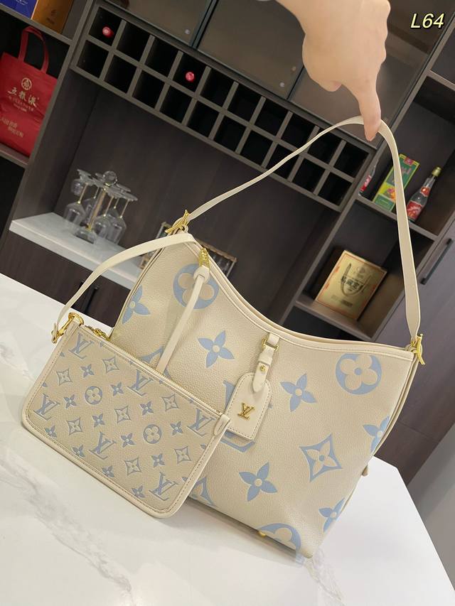 无礼盒 Size：30*26Cm Lv 的喷压 Carryall 如果喜欢容量大的 Carryall不能错过 带可拆卸内袋可改造 侧面肩蒂长短可调节