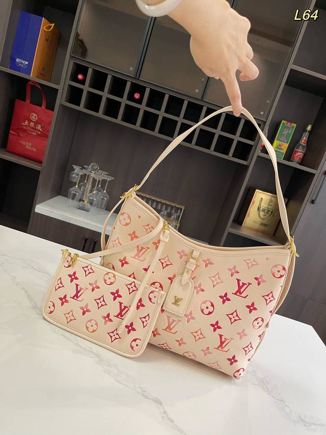 无礼盒 Size：30*26Cm Lv 的喷压 Carryall 如果喜欢容量大的 Carryall不能错过 带可拆卸内袋可改造 侧面肩蒂长短可调节