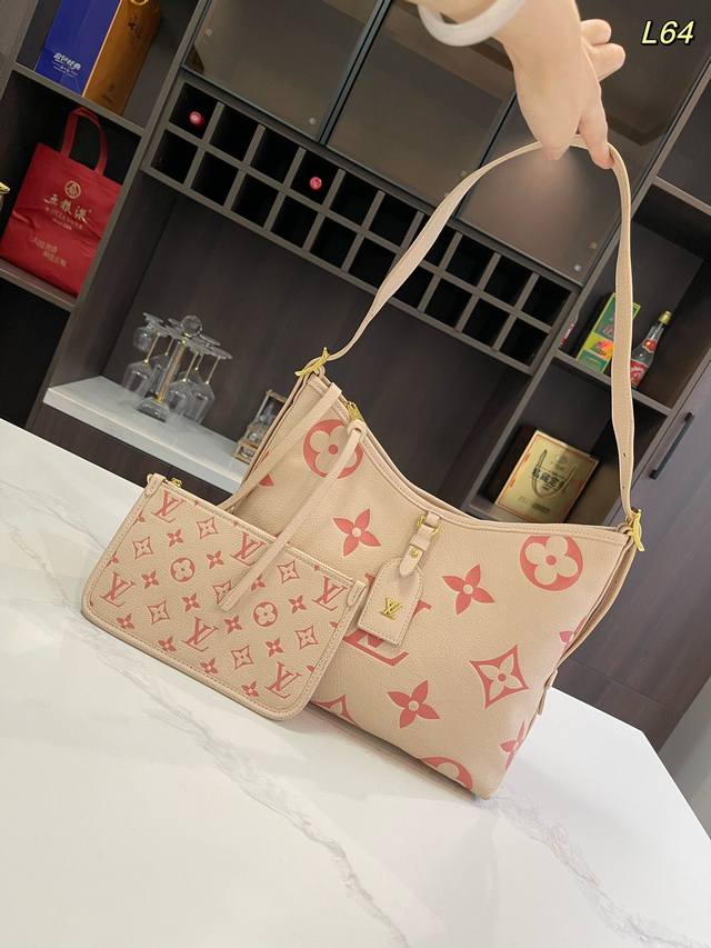 无礼盒 Size：30*26Cm Lv 的喷压 Carryall 如果喜欢容量大的 Carryall不能错过 带可拆卸内袋可改造 侧面肩蒂长短可调节