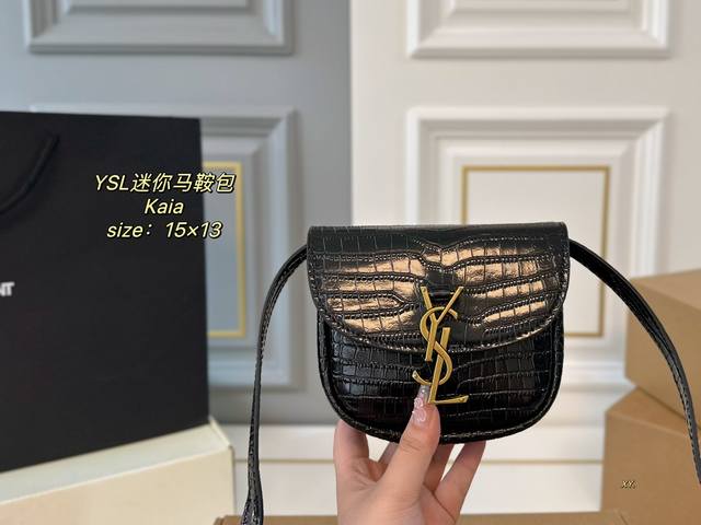 飞机盒折叠盒 Size：15×13 Ysl 圣罗兰kaia迷你马鞍包 柔和的弧形线条充满亲和力， 搭配饰有金属ysl字母环扣翻盖 整体风格透露出俏丽复古感！ 一