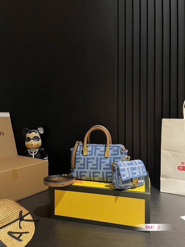 配折叠礼盒 Fendi 芬迪 手柄饺子包 新款by The Way 迷你手提拉链波士顿 单肩斜挎枕头包 尺寸：18*12