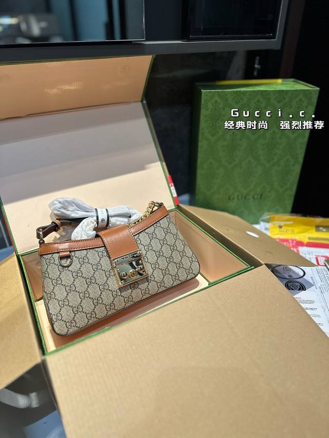 礼盒包装 Padlock系列小号肩背包g家这款小号肩背包以品牌手工行李箱工作室起源为灵感来源，采用黑色和乌木色gg Supreme帆布打造，亮眼呈现挂锁式锁扣开