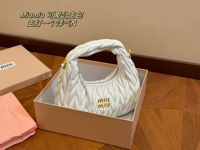 配盒 Size：23*12Cm 可盐可甜的 Miumiu 女孩 Miumiu Wander包包 好搭 什么风格都能驾驭 材质很柔软 容量也非常ok 复古俏皮的h