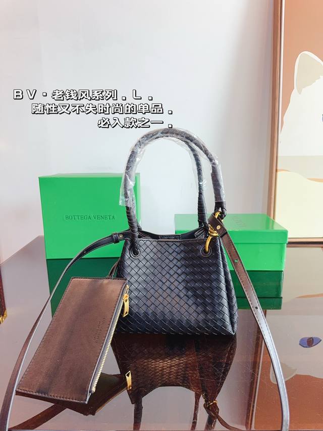 配礼盒 Bottega Veneta 适合春夏秋冬的季节 Bv高级 Cassette手袋 编织手提包 新款，简洁的线条，柔软的包身，并且相当实用，街头巷尾它的身