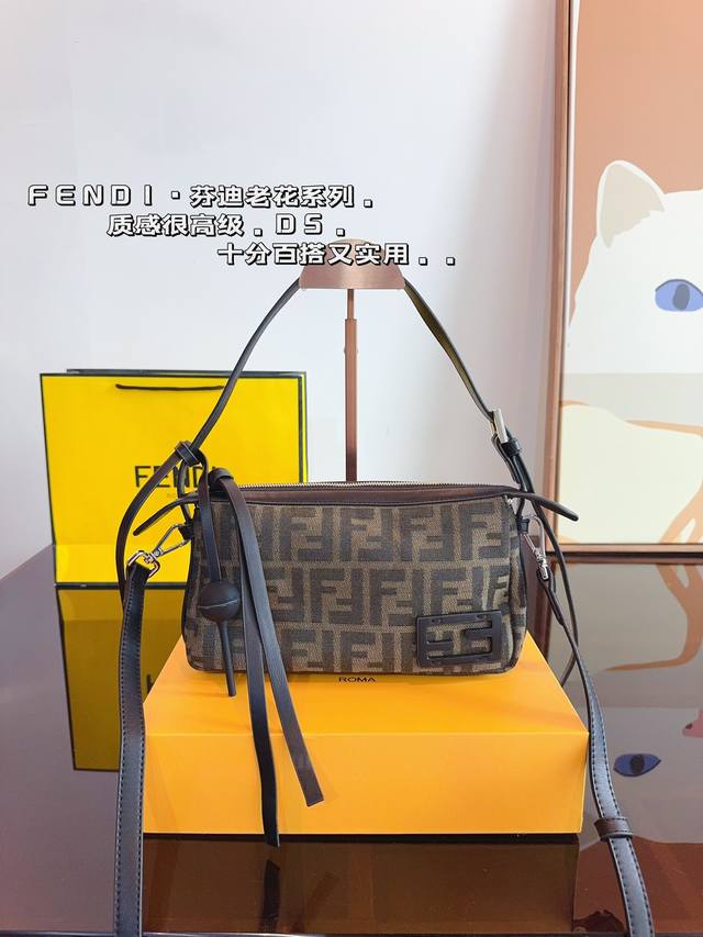 配礼盒 Fendi 秀款 麻将包斜挎包. 芬迪专柜新款麻将包 可手拿可斜挎！专柜同步更新！明星同款限量版！超级有范儿！任意出入专柜毫无压力！外出首选 尺寸：23