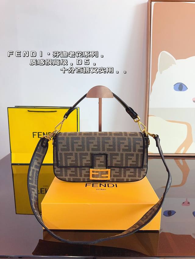 配礼盒 Fendi 芬迪 新品全幅饰 可手提斜挎包，Ss23Fendi Baguette强势回归，标志性的baguette手袋采用翻盖设计，配有ff磁扣开合。配