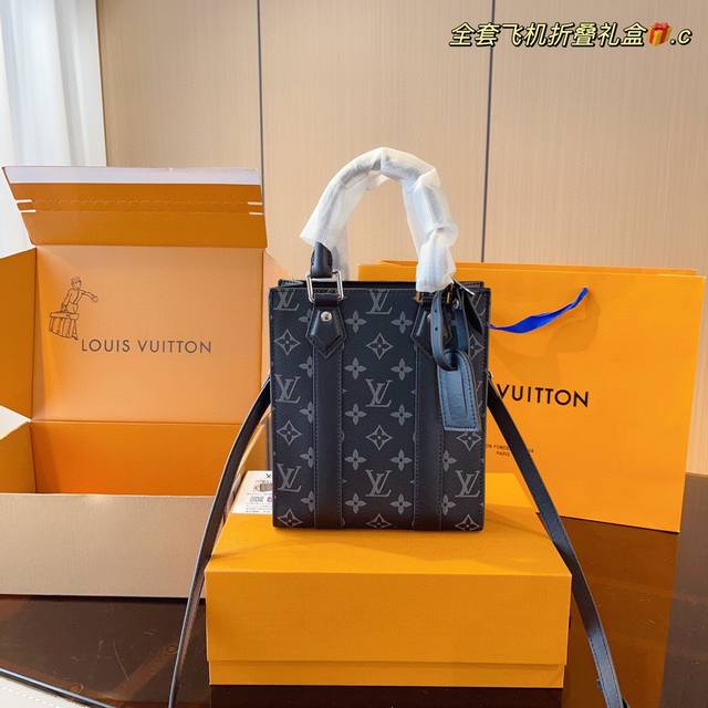 配全套飞机礼盒 Lv 新款 购物袋最新tote 托特琴谱包出货 配长肩带斜挎可以手提 一上身就秒爱上它！ 尺寸：19*8*22Cm