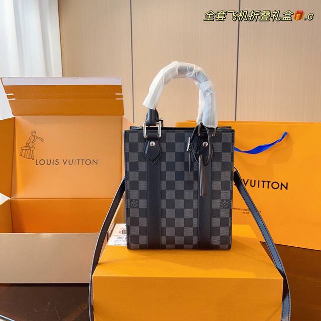 配全套飞机礼盒 Lv 新款 购物袋最新tote 托特琴谱包出货 配长肩带斜挎可以手提 一上身就秒爱上它！ 尺寸：19*8*22Cm