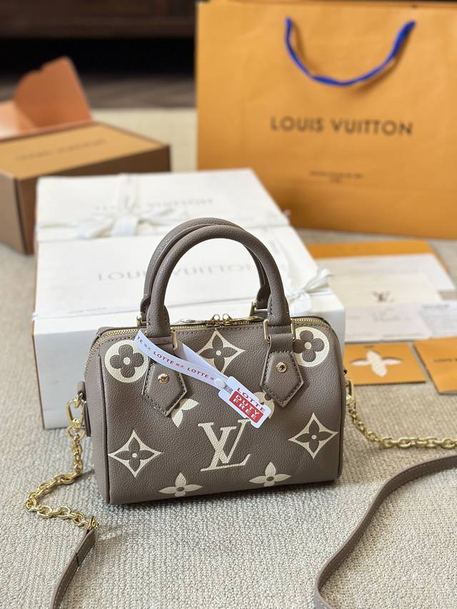 牛皮版本 Lv Speedy 20Cm枕头包 无论版型 内里和专柜毫无差别 真正原版复刻 内里可拆卸 火遍全球的爆款机场大包 机车女神包 明星同款 贵气而充满活