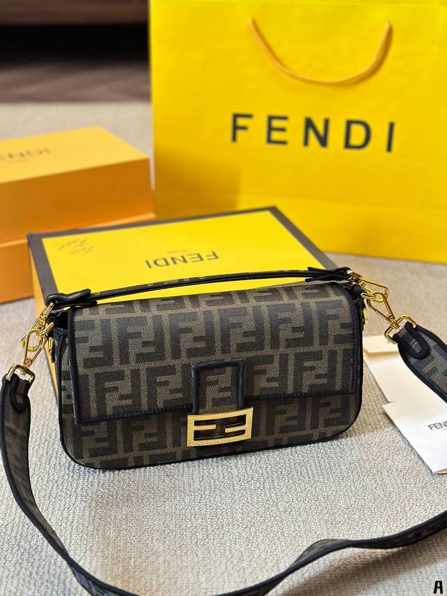 原版布 Fendi Vintage法棍包 年米兰时装周街拍中，潮人们背的最多的包包大概就是fendi芬迪的这款腋下包了 经典布料 有种慵慵懒懒的街头风。戚薇、R