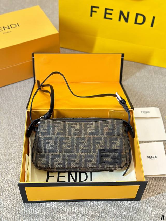 原版布 Fendi 腋下包 经典优雅的元素时髦又百搭 高级的质感在拿到手后感受尤为明显 美貌实用的同时把细节也拿捏得很到位 尺寸：24 14Cm