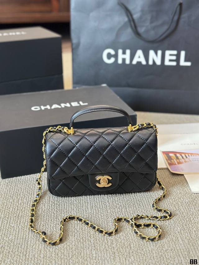 小羊皮 Chanel 22B金属手柄minicf 新款金属手柄 Cf Mini 真香，金属双c Logo 经典万年③ 金这季手柄跟以往也不一样了，金属装饰是加分